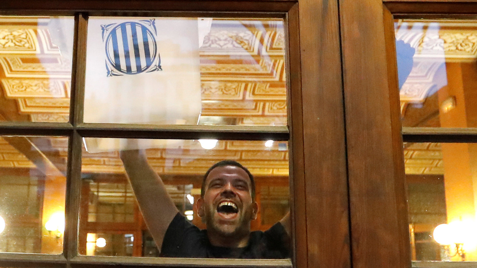 A man holds a ballot box at a polling station for the banned independence referendum in Barcelona, Spain. October 1, 2017. (Reuters)