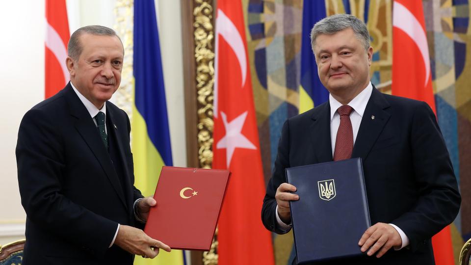 President of Turkey Recep Tayyip Erdogan (L) and President of Ukraine Petro Poroshenko (R) hold agreement documents after a signature ceremony ahead of a joint press conference in Kiev, Ukraine on October 09, 2017. (AA)