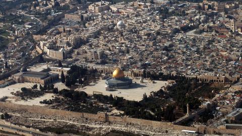 Trump tells Mideast leaders he will move embassy to Jerusalem